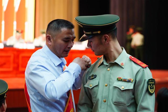 荣光与家人共享 晋升仪式上父亲为儿子更换警衔
